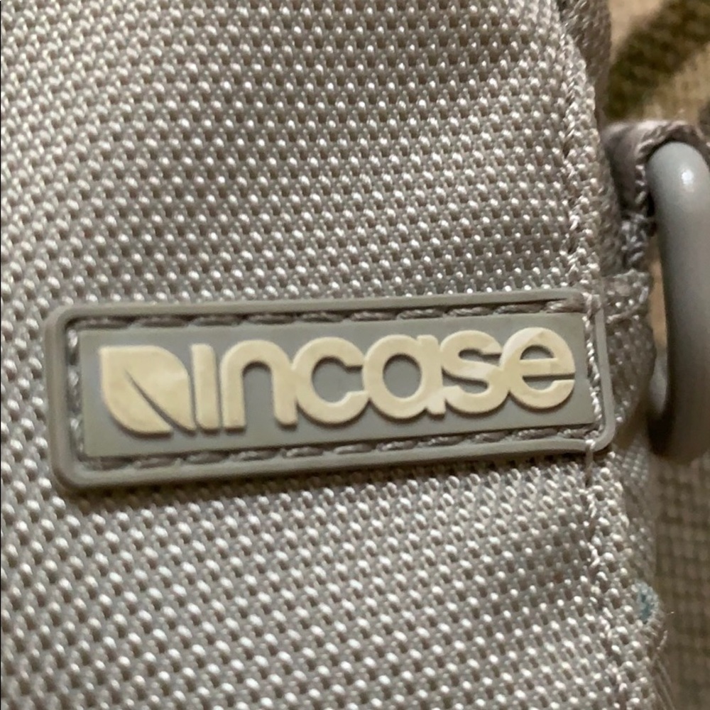 Laptop case by Incase - Picture 2 of 4